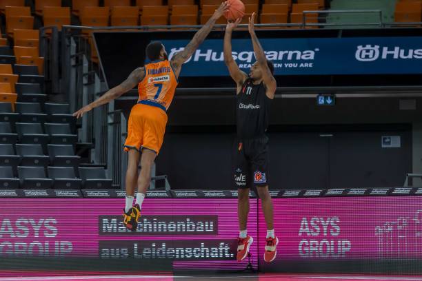 球员之间出 球员之间出